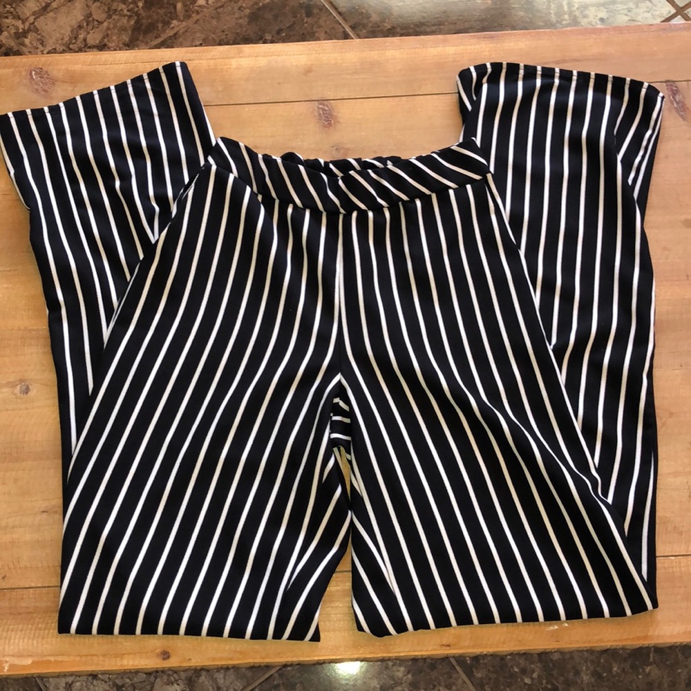 Black & white striped trousers 🖤